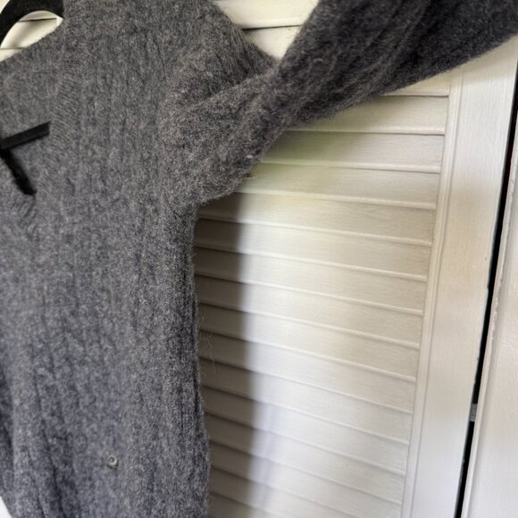 Vintage Grey Pure Wool Sweater, Warm & Timeless V-Neck - Picture 2 of 10